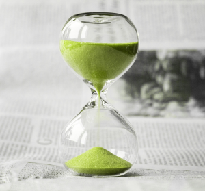 Green-sanded hour glass to symbolize the fleeting nature of the opportunity to differentiate your contact center learning and development program using simulated coaching